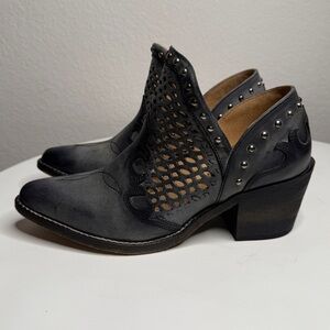 Circle G Angie Gray Leather Studded Laser Cut Western Ankle Boots Size 6